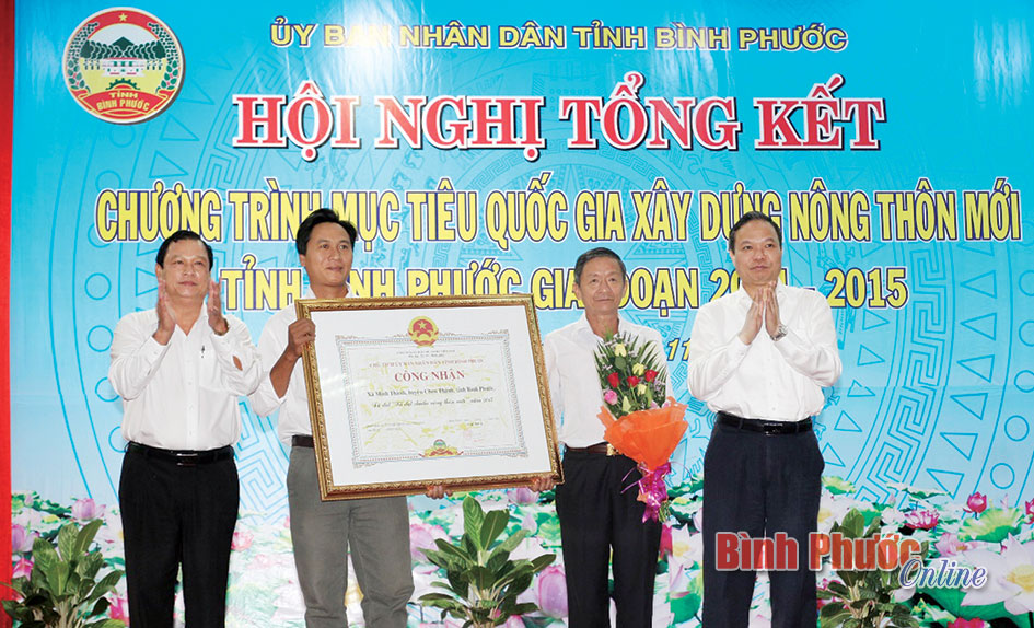 Chủ tịch UBND tỉnh Nguyễn Văn Trăm v&agrave; Ph&oacute; b&iacute; thư Tỉnh ủy L&ecirc; Văn Ch&acirc;u tặng hoa v&agrave; bằng c&ocirc;ng nhận đạt chuẩn NTM cho x&atilde; Minh Th&agrave;nh, huyện Chơn Th&agrave;nh - Ảnh: N. B&Iacute;CH