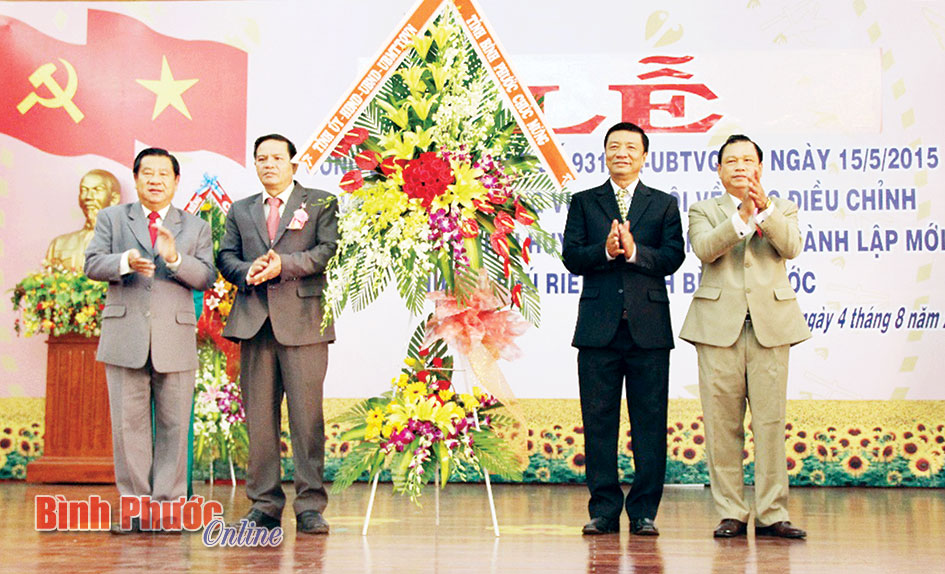 Ủy viên Trung ương Đảng, Chủ tịch HĐND tỉnh, nguyên Bí thư Tỉnh ủy Nguyễn Tấn Hưng và Chủ tịch UBND tỉnh Nguyễn Văn Trăm tặng lẵng hoa chúc mừng lãnh đạo lâm thời huyện Phú Riềng - Ảnh: NGÂN HÀ