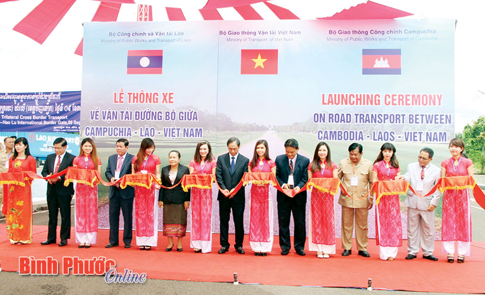 Ngày 9-9-2015, tại cặp cửa khẩu quốc tế Hoa Lư, tỉnh Bình Phước (Việt Nam) và Trapaeng Sre, tỉnh Kratíe (Vương quốc Campuchia), Bộ Giao thông - Vận tải 3 nước Việt Nam - Lào - Campuchia thông xe vận tải đường bộ - Ảnh: Đ.KIỂM