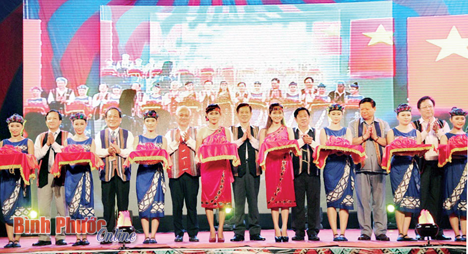 Lễ cắt băng khánh thành Khu bảo tồn văn hóa dân tộc S’tiêng sóc Bom Bo - Ảnh: M. LUẬN