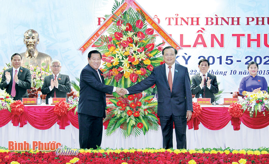 Thay mặt Bộ Chính trị, đồng chí Phạm Quang Nghị, Ủy viên Bộ Chính trị, Bí thư Thành ủy Hà Nội tặng lẵng hoa chúc mừng Đại hội Đảng bộ tỉnh Bình Phước lần thứ X, nhiệm kỳ 2015-2020 - Ảnh: SỸ HÒA