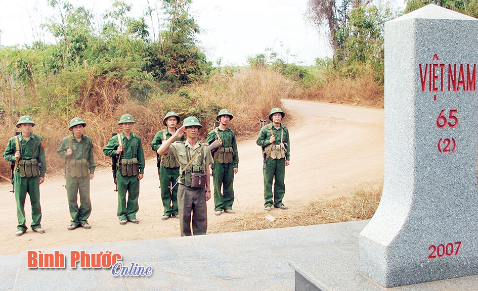 Cán bộ, chiến sĩ Đồn biên phòng Cửa khẩu Hoàng Diệu (Bù Đốp) trước cột mốc chủ quyền của Tổ quốc - Ảnh: H. THU
