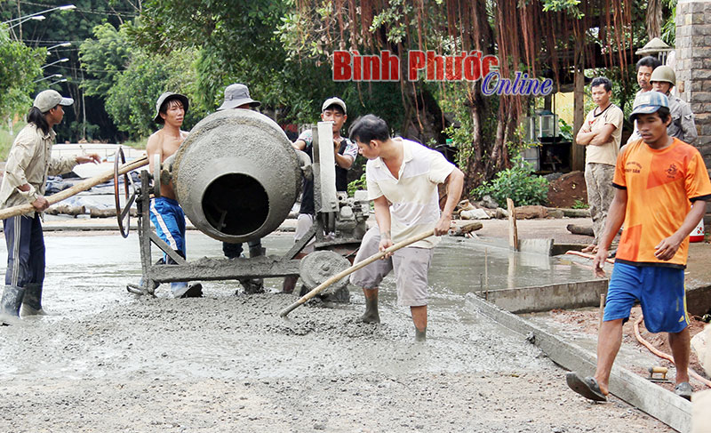 Nh&acirc;n d&acirc;n x&atilde; Tiến Hưng (Đồng Xo&agrave;i) l&agrave;m đường giao th&ocirc;ng n&ocirc;ng th&ocirc;n - Ảnh: B.L