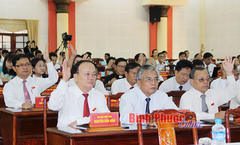 Ng&agrave;y 9-12, c&aacute;c đại biểu biểu quyết th&ocirc;ng qua 11/13 nghị quyết quan trọng trong kỳ họp