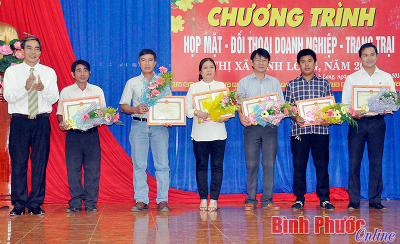 Các doanh nghiệp nhận giấy khen của Chủ tịch UBND thị xã Bình Long