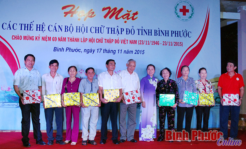 B&agrave; L&ecirc; Thị Xu&acirc;n Trang, Ủy vi&ecirc;n Ban Thường vụ, Trưởng ban D&acirc;n vận Tỉnh ủy tặng qu&agrave; tri &acirc;n c&aacute;c c&aacute;n bộ hội qua từng thời kỳ