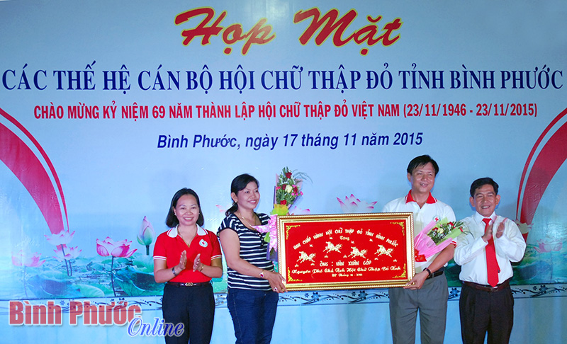 Tặng qu&agrave; cho &ocirc;ng Văn Xu&acirc;n G&oacute;p, nguy&ecirc;n Ph&oacute; chủ tịch Hội Chữ thập đỏ tỉnh