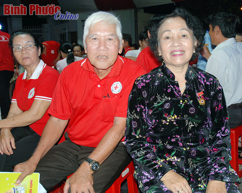 B&agrave; L&ecirc; Thị T&yacute;, nguy&ecirc;n Chủ tịch Hội Chữ thập đỏ tỉnh kh&oacute;a I v&agrave; &ocirc;ng Đinh Văn Hớn, c&aacute;n bộ Hội Chữ thập đỏ huyện Lộc Ninh trong ng&agrave;y gặp mặt