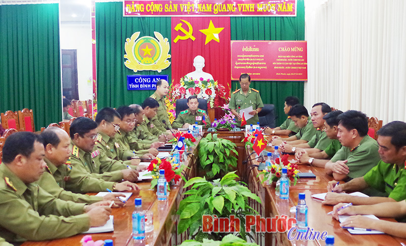 Đại tá Huỳnh Văn Sách phát biểu tại buổi làm việc với Công an tỉnh Champasak