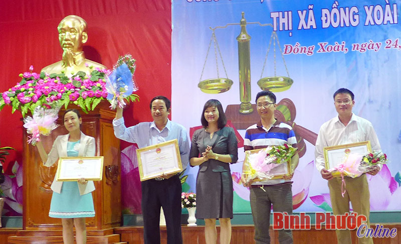 Phó chủ tịch UBND thị xã Đồng Xoài Bùi Thị Minh Thúy trao giải toàn đoàn cho các đơn vị