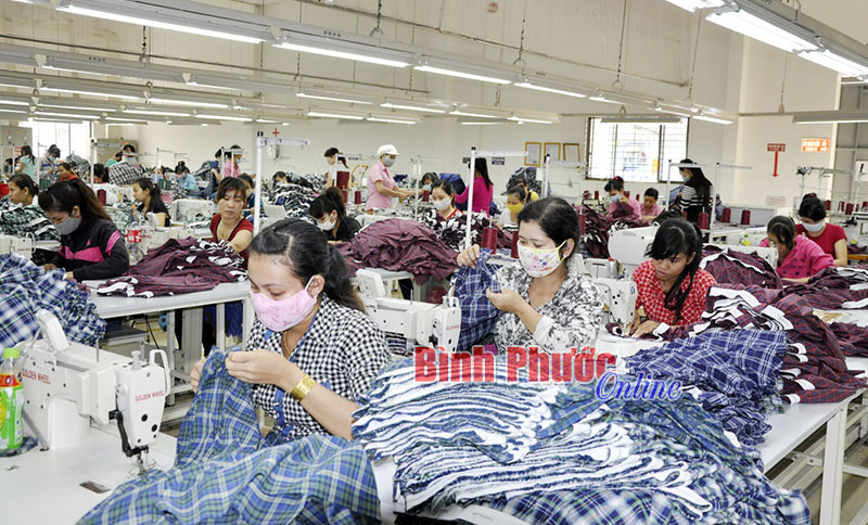 Công nhân Công ty TNHH C&K Vina thuộc Khu công nghiệp Minh Hưng - Hàn Quốc thực hiện công đoạn cuối trước khi xuất khẩu