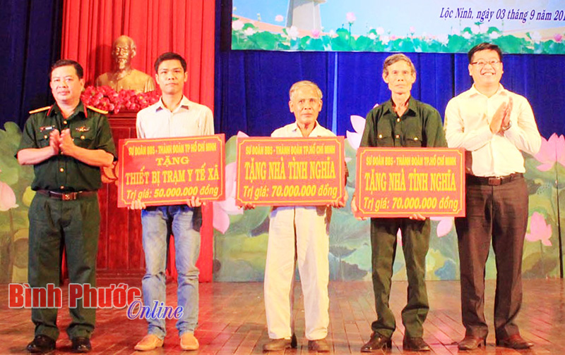 Sư đo&agrave;n BB5 v&agrave; Th&agrave;nh đo&agrave;n TP. Hồ Ch&iacute; Minh về nguồn tặng nh&agrave; t&igrave;nh nghĩa cho gia đ&igrave;nh ch&iacute;nh s&aacute;ch ở Lộc Ninh 