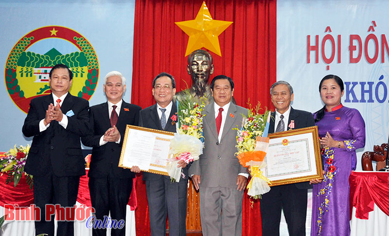 L&atilde;nh đạo Tỉnh ủy, HĐND, UBND tỉnh tặng hoa ch&uacute;c mừng nguy&ecirc;n Ph&oacute; b&iacute; thư Thường trực Tỉnh ủy V&otilde; Đ&igrave;nh Tuyến, nguy&ecirc;n Ph&oacute; chủ tịch Thường trực UBND tỉnh Nguyễn Huy Phong được tặng Hu&acirc;n chương Độc lập v&agrave; Hu&acirc;n chương Lao động của Chủ tịch nước 