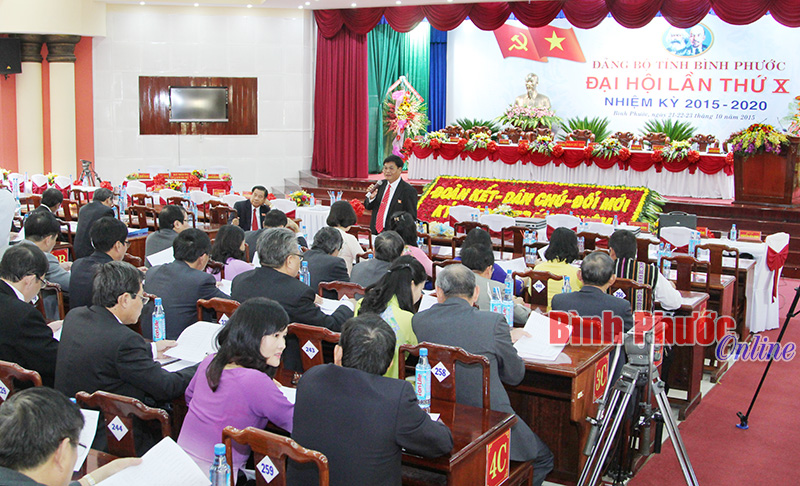 Tổ thảo luận d&acirc;n ch&iacute;nh đảng thảo luận cơ cấu nh&acirc;n sự trước bỏ phiếu bầu Ban chấp h&agrave;nh đảng bộ tỉnh