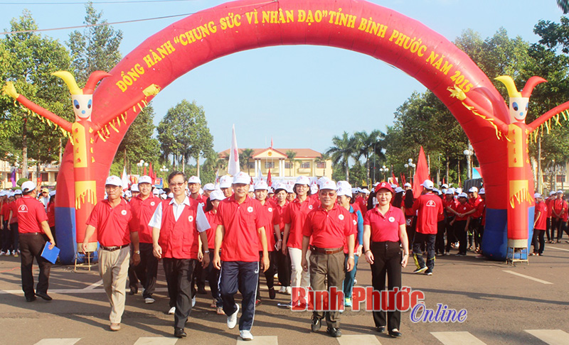 Các đại biểu lãnh đạo tỉnh tham gia đi bộ “Chung sức vì nhân đạo”