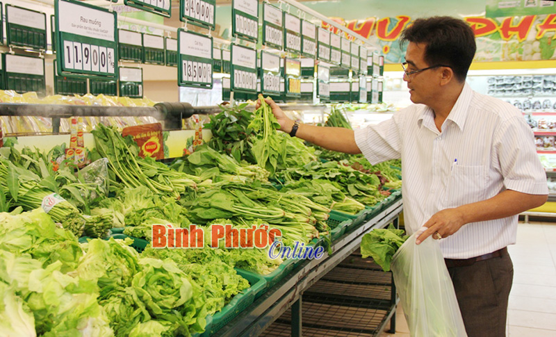 Người dân lựa chọn sản phẩm rau an toàn tại Siêu thị Co.op Mart Đồng Xoài
