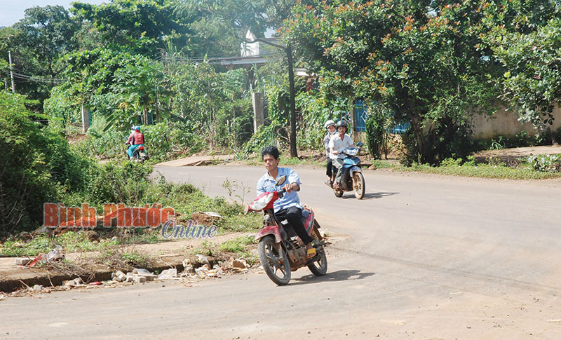 Một thanh niên ở xã Bình Minh không đội mũ bảo hiểm khi tham gia giao thông 