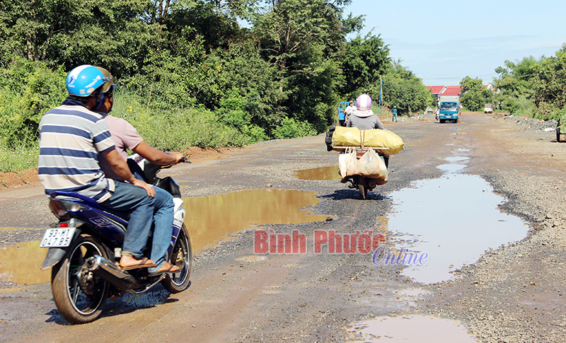 Một số đoạn tuy đã được nâng cấp nhưng mới rải đá nên không khác gì ruộng mới cày xong bị ngập nước.