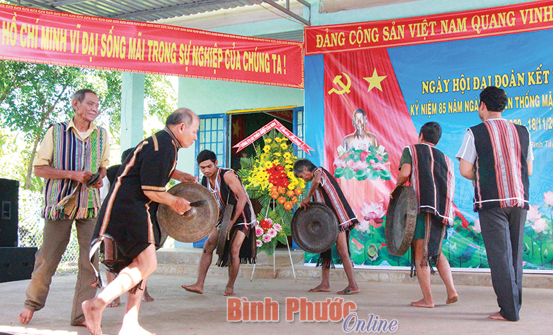 Đội cồng chiêng thôn Bình Tân, xã Phước Minh biểu diễn trong ngày hội đại đoàn kết dân tộc 