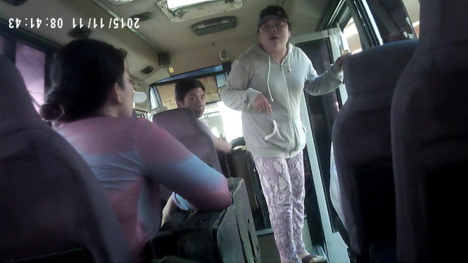 “Đàn chị” Hoàng “đen” thu tiền xe và chửi hành khách ngày 11-11 - Ảnh cắt từ clip điều tra