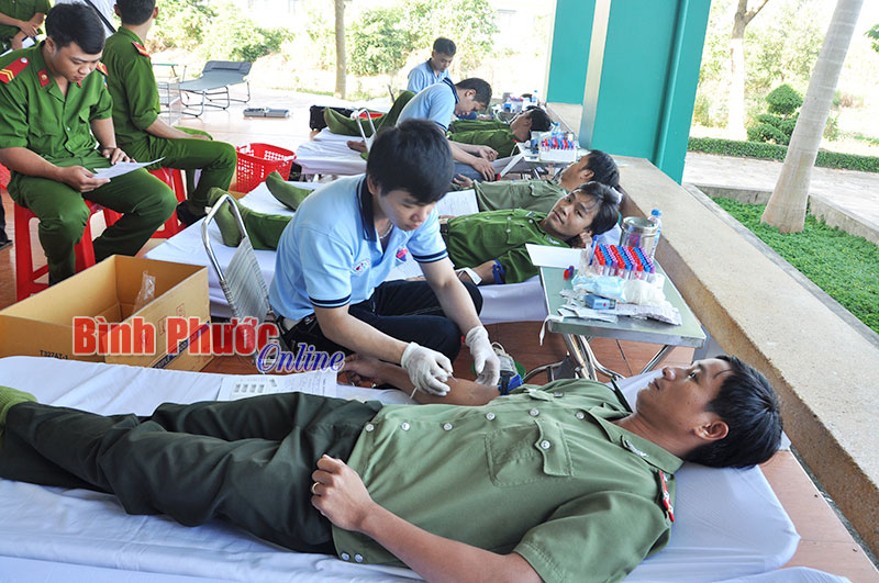 Đoàn viên, thanh niên Công an tỉnh và các sinh viên tham gia hiến máu