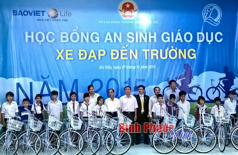 Tặng 20 xe đạp và 41 suất học bổng cho trẻ em nghèo