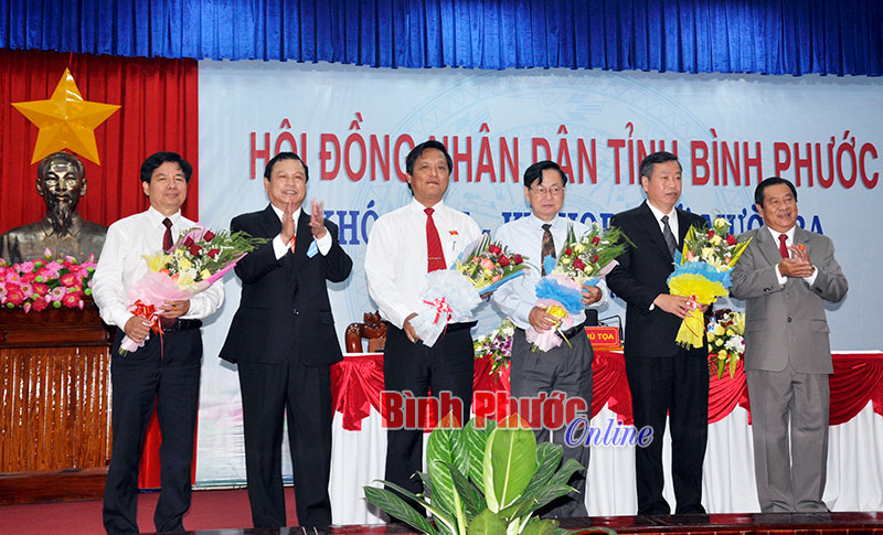 Chủ tịch HĐND tỉnh Nguyễn Tấn Hưng v&agrave; Chủ tịch UBND tỉnh Nguyễn Văn Trăm tặng hoa ch&uacute;c mừng c&aacute;c &ocirc;ng được bầu giữ chức Ph&oacute; chủ tịch UBND tỉnh, Trưởng ban Kinh tế - Ng&acirc;n s&aacute;ch HĐND tỉnh, Th&agrave;nh vi&ecirc;n UBND tỉnh nhiệm kỳ 2011-2016