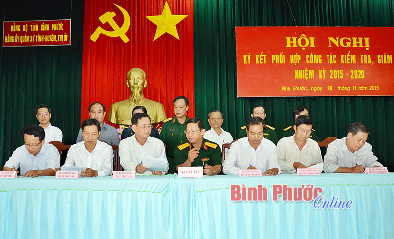 Đại diện c&aacute;c đơn vị k&yacute; kết qui chế phối hợp tại hội nghị