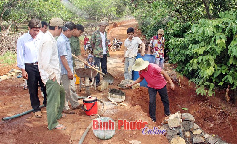 Người d&acirc;n th&ocirc;n 5, x&atilde; Đường 10 (B&ugrave; Đăng) gi&aacute;m s&aacute;t x&acirc;y bờ k&egrave; đường li&ecirc;n tổ  - Ảnh: Vũ Thuy&ecirc;n