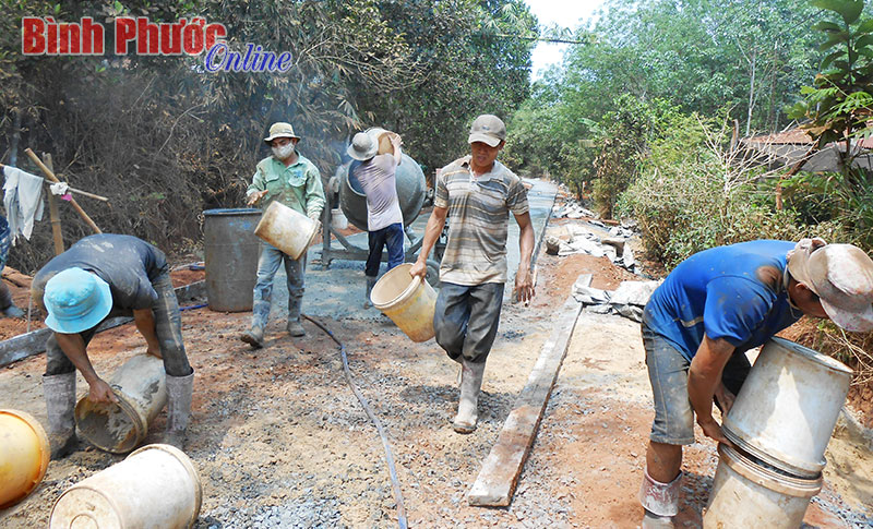 Nhân dân ấp 3A, xã Lộc Thuận đoàn kết, chung tay làm đường bê tông