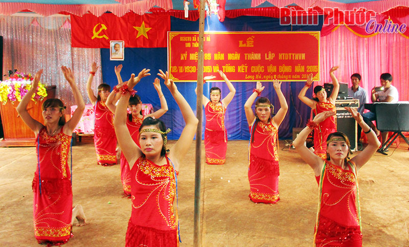 Ng&agrave;y hội mở đầu với c&aacute;c ca kh&uacute;c, tiết mục văn nghệ đặc sắc của chi hội phụ nữ th&ocirc;n 4