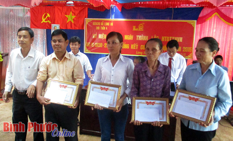 L&atilde;nh đạo x&atilde; tặng giấy khen cho c&aacute;c gia đ&igrave;nh ti&ecirc;u biểu của th&ocirc;n 4