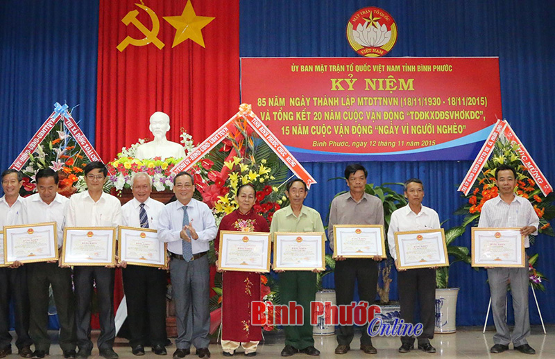 Ph&oacute; chủ tịch UBND tỉnh Nguyễn Huy Phong tặng bằng khen của UBND tỉnh cho c&aacute;c c&aacute; nh&acirc;n c&oacute; th&agrave;nh t&iacute;ch xuất sắc trong thực hiện cuộc vận động &ldquo;Ng&agrave;y v&igrave; người ngh&egrave;o&rdquo;