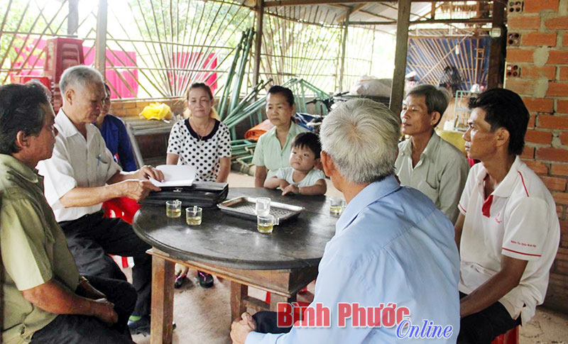 Người cao tuổi xã Thanh Hòa tuyên truyền bảo vệ an ninh biên giới tại ấp 8