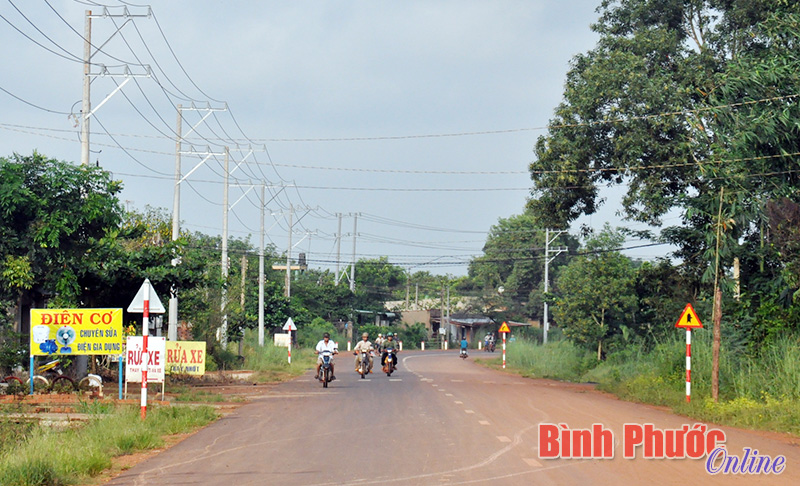 Tuyến đường 322 từ Đồng Xoài đi ấp Thạch Màng, xã Tân Lợi (Đồng Phú) đã thảm nhựa, nối liền giữa tỉnh lỵ với nông thôn