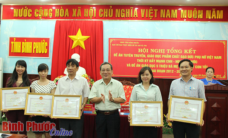 C&aacute;c tập thể, c&aacute; nh&acirc;n c&oacute; th&agrave;nh t&iacute;ch xuất sắc trong triển khai thực hiện 2 đề &aacute;n được UBND tỉnh tặng bằng khen