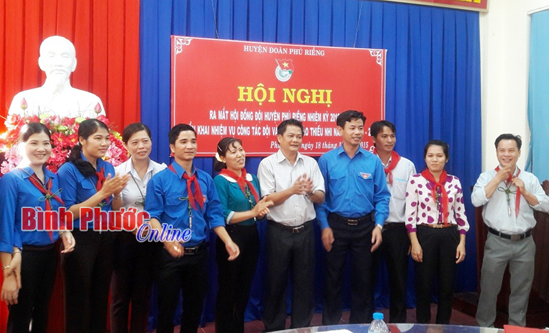 Lãnh đạo Tỉnh đoàn và huyện Phú Riềng trao quà lưu niệm cho giáo viên Tổng phụ trách Đội các trường tiểu học, THCS trên địa bàn huyện
