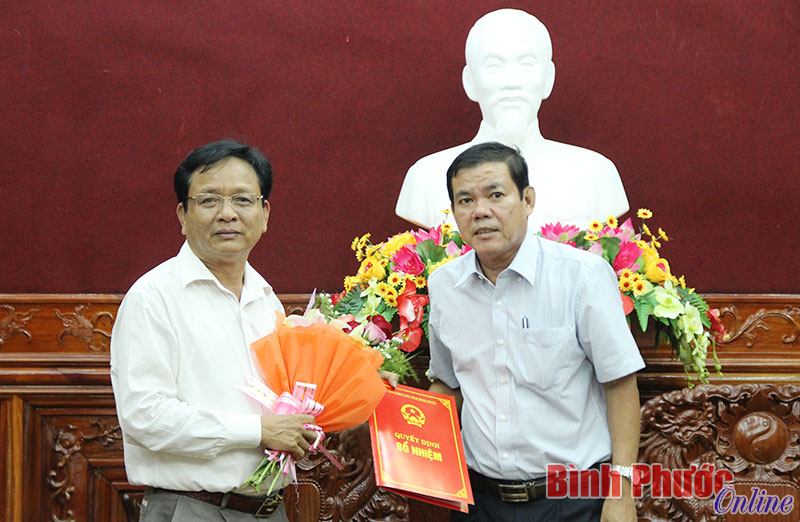 Phó chủ tịch UBND tỉnh Trần Ngọc Trai trao quyết định điều động cho ông Lê Văn Uy