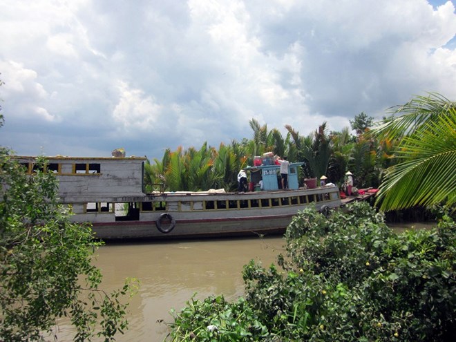 Tiền Giang: Tàu chở 130 tấn thức ăn gia súc bị chìm xuống kênh