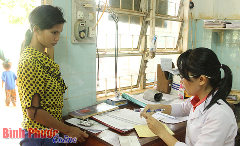 Nhân viên y tế tư vấn chăm sóc sức khỏe sinh sản tại xã Đắk Nhau