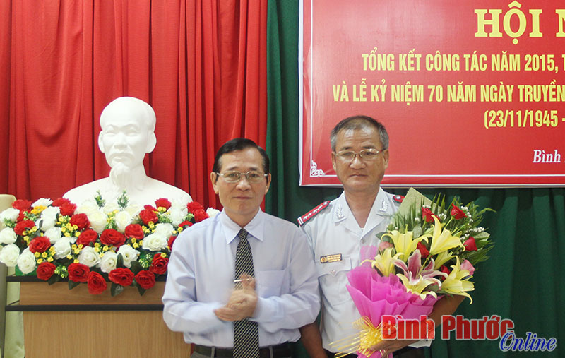 Phó chủ tịch UBND tỉnh Phạm Văn Tòng tặng hoa chúc mừng Thanh tra tỉnh nhân kỷ niệm 70 năm Ngày truyền thống ngành thanh tra Việt Nam 