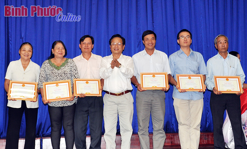 Ông Lê Văn Uy, Ủy viên Ban Thường vụ Tỉnh ủy, Giám đốc Sở Công thương trao giấy khen của Công ty Điện lực Bình Phước cho tập thể, cá nhân có thành tích trong tiết kiệm điện