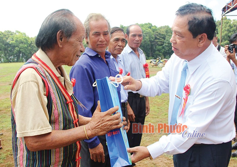 Chủ tịch UBND tỉnh Nguyễn Văn Trăm tặng quà các già làng, người có uy tín ở xã Đồng Nai, huyện Bù Đăng