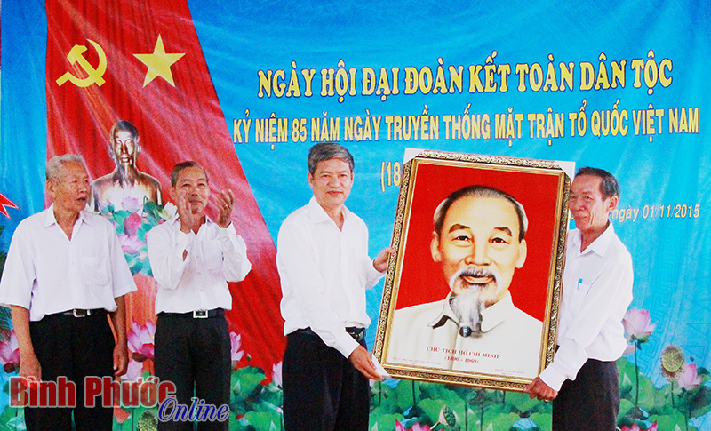 Chủ tịch UBMTTQ Việt Nam tỉnh Huỳnh Quang Ti&ecirc;n trao qu&agrave; lưu niệm cho th&ocirc;n văn h&oacute;a B&igrave;nh T&acirc;n