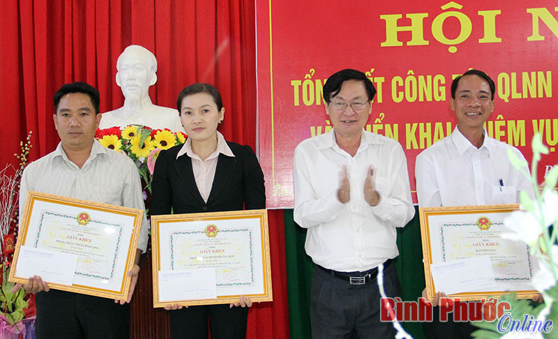 Gi&aacute;m đốc Sở Nội vụ tặng giấy khen cho 3 tập thể c&oacute; th&agrave;nh t&iacute;ch xuất sắc trong c&ocirc;ng t&aacute;c t&ocirc;n gi&aacute;o năm 2015