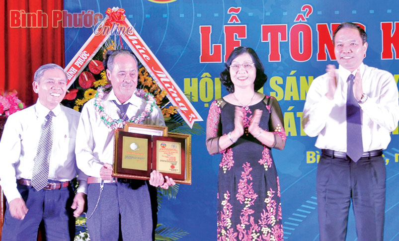 Nh&agrave; n&ocirc;ng Mai Văn C&uacute;c nhận giải nhất trong buổi tổng kết hội thi