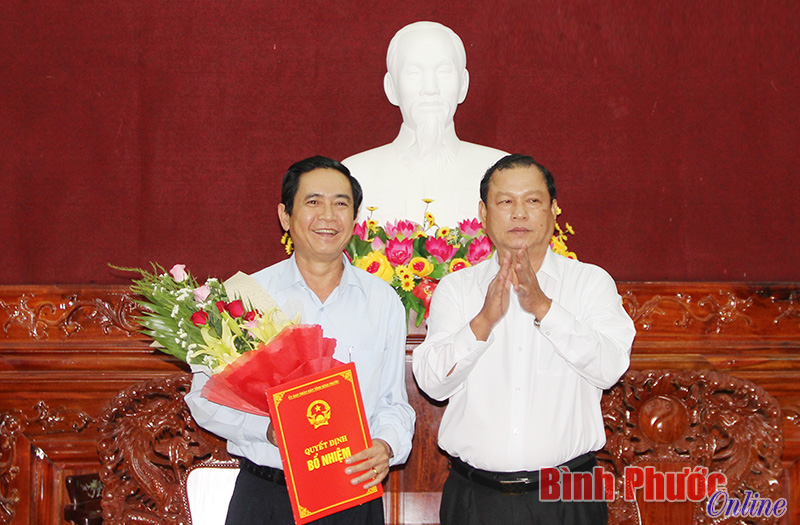 Chủ tịch UBND tỉnh Nguyễn Văn Trăm trao quyết định bổ nhiệm &ocirc;ng Nguyễn Văn Dũng giữ chức vụ Trưởng ban quản l&yacute; Khu kinh tế tỉnh