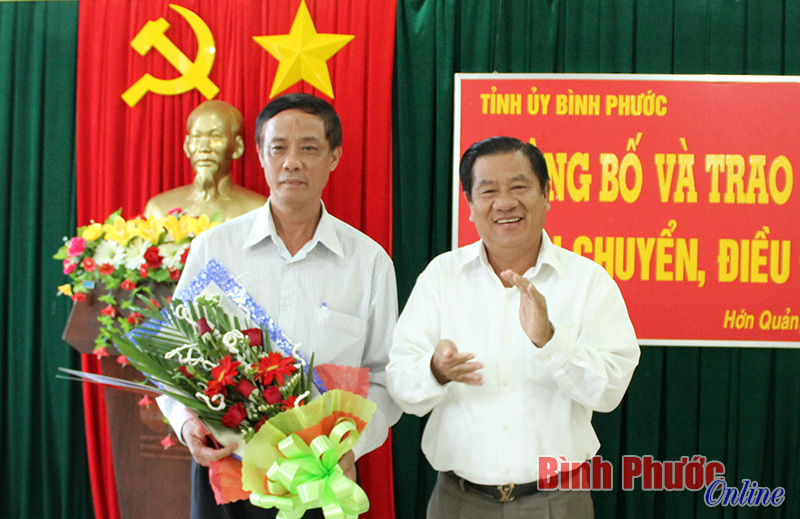 Đồng ch&iacute; Nguyễn Tấn Hưng trao quyết định v&agrave; tặng hoa t&acirc;n Ph&oacute; b&iacute; thư Huyện ủy Trịnh Minh Ho&agrave;i