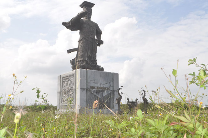 Bị bỏ hoang nhiều năm nay, tượng đài Đinh Tiên Hoàng Đế đặt trong quảng trường Đinh Tiên Hoàng Đế ở ngay khu trung tâm hành chính TP Ninh Bình (tỉnh Ninh Bình) hiện xuống cấp nghiêm trọng, xung quanh mọc đầy cỏ dại - Ảnh: V.V.Tuân