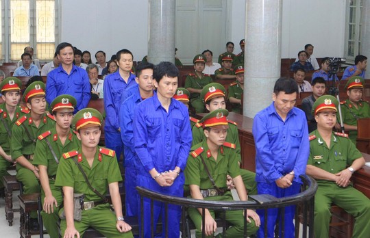 Bị c&aacute;o Phạm Hải Bằng (b&ecirc;n tr&aacute;i) v&agrave; đồng bọn